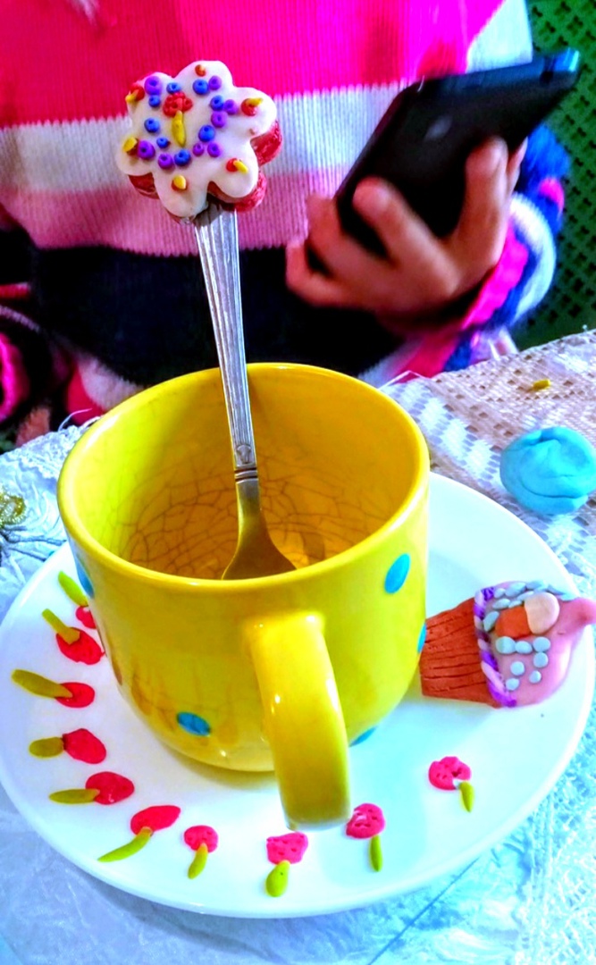 чашка с декором и ложками